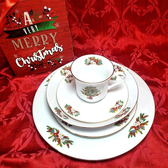 CROWN MING MISTLETOE CHINA Four 5 Piece Place Setting 2 sets available Christmas - Picture 4 of 13